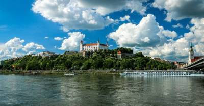 Словакия ввела двухнедельный карантин для въезжающих в страну без прививок