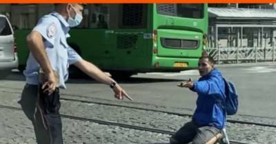 «Лежит в наручниках на трамвайных путях»: на Автовокзале полиция задержала мужчину