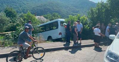 12 человек пострадали при опрокидывании автобуса в Сочи