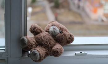 В Вологде из окна дома выпала 2-летняя девочка