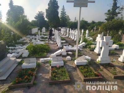 Под Львовом вандал разгромил кладбище: разбиты 59 крестов и памятников сечевых стрельцов