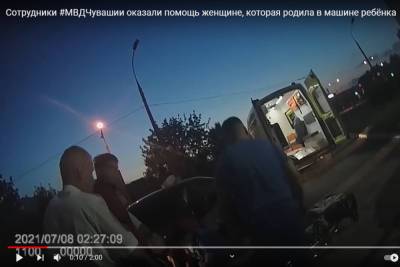 В Новочебоксарске инспекторы ДПС пришли на помощь маме, родившей ребенка прямо в машине