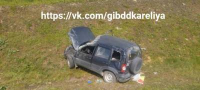 На трассе в Карелии перевернулся внедорожник – водитель погиб, пассажиры госпитализированы