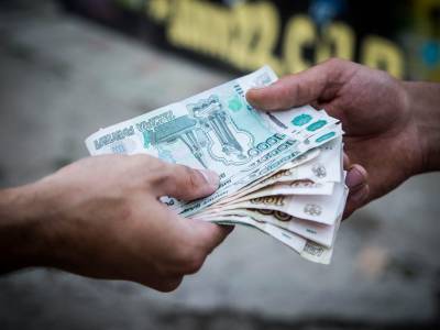 Экономисты советуют россиянам потратить рубли. И чем скорее, тем лучше