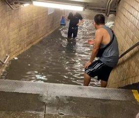 Метро превратились в подземные озера: в Нью-Йорке началось наводнение. ФОТО