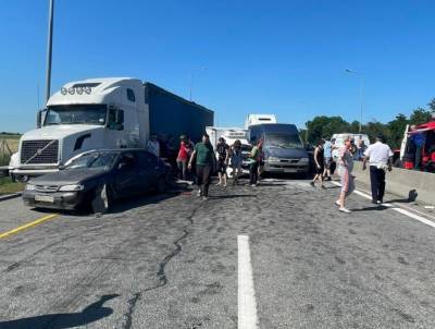 Восемь автомобилей врезались одновременно на трассе М-4 «Дон» в Ростовской области 8 июля