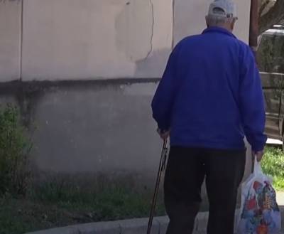 Негодяй отобрал пенсию у старенького украинца посреди улицы: "Предложил провести домой и..."