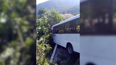 В Сочи автобус с 30 пассажирами вылетел в кювет