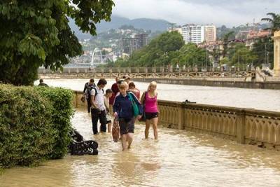 Наводнение в Сочи в июле 2021 года загнало в «ловушку» туристов и местных жителей