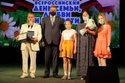 Николай Любимов наградил 9 рязанских семей за любовь и верность