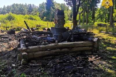 Пожар превратил в руины баню в смоленской деревне Жеглово