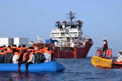 Италия приняла судно со спасенными мигрантами