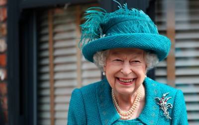 Елизавета II посетила съемочную площадку старейшего сериала Британии