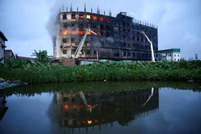 Жертвами пожара на пищевой фабрике в Бангладеш стали десятки человек