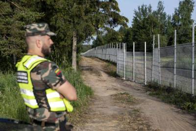 Литва начала возводить стену на границе с Белоруссией