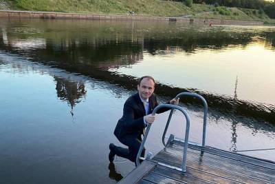 Украинский министр юстиции полез в реку в деловом костюме