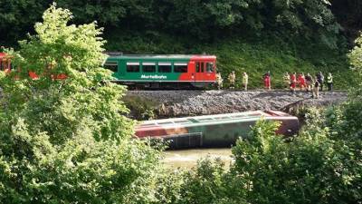 Вагон с подростками упал в реку на западе Австрии