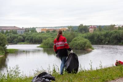Заводчане "ЛУКОЙЛ-УНП" очистили от мусора два километра береговой линии реки Ухта