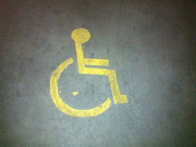 У Мариинской больницы появились парковочные места для инвалидов после жалобы петербуржца