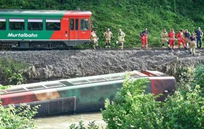 В Австрии вагон электрички с детьми упал в реку