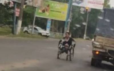 Просила милостыню: женщину в коляске сбили в Херсоне, кадры с места