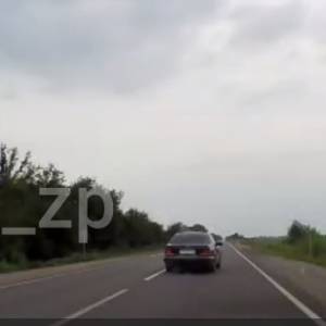 На запорожской трассе заблокировали проезд пьяному водителю «Мерседеса». Видео