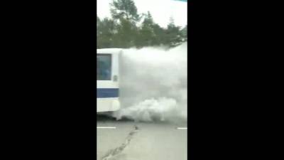 Дымящий автобус запечатлели на корсаковской трассе