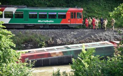 17 пострадавших: в Австрии электричка со школьниками рухнула в реку