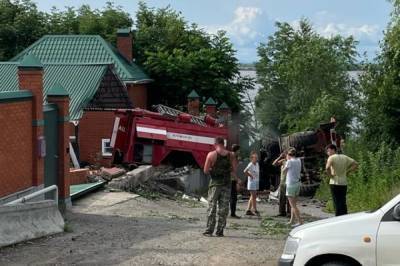 Под Хабаровском пожарная машина протаранила забор дома, 2 человека погибли