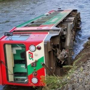 В Австрии упал в реку вагон электрички со школьниками. Фото. Видео