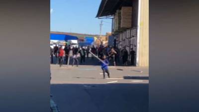 Массовая драка грузчиков произошла на строительном рынке в Москве