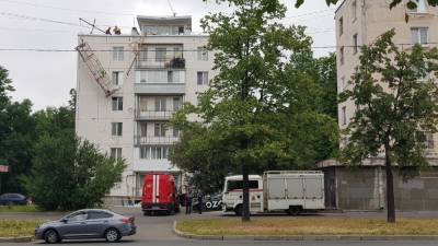 В Петербурге люлька с рабочими сорвалась и повисла на хрущёвке