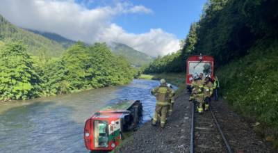 В Австрии упал в реку вагон поезда со школьниками: есть пострадавшие
