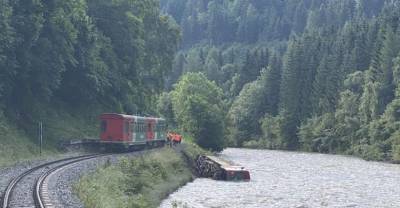 В Австрии поезд сошёл с рельсов и рухнул в реку, пострадали 17 школьников