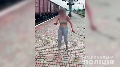 Сперва осыпала бранью. В Миргороде задержали девушку, напавшую с ножом на полицейского