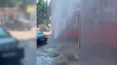 Мощный 10-метровый фонтан забил из-под земли в Воронеже