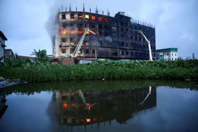 СМИ: 53 человека погибли в Бангладеш при пожаре на заводе