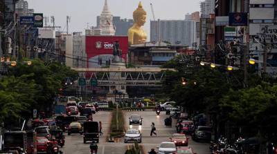 В Бангкоке введут комендантский час и ограничат передвижение из-за роста COVID-19
