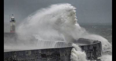 Фотограф запечатлил образ бога морей во время шторма в Великобритании