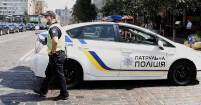 Под Киевом парень запрыгнул на авто полиции и ударил патрульного (видео)