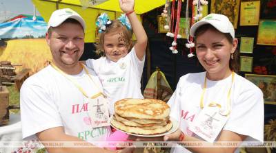 Финалисты "Властелина села" присоединились к благотворительной трудовой акции в Шклове