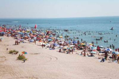 Медузы жалят, но на пляже аншлаг: туристы показали свежие видео из Кирилловки