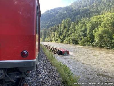 В Австрии вагон электрички с детьми рухнул в реку: много пострадавших