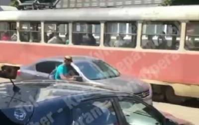 В Киеве пассажир трамвая отомстил автомобилю - korrespondent.net - Украина - Киев