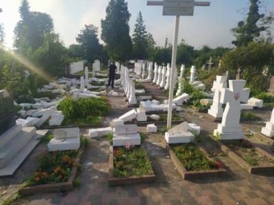 Под Львовом местный житель разгромил кладбище украинских националистов