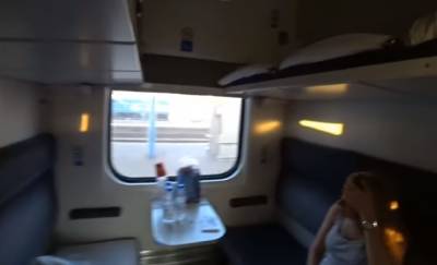 Вместо кондиционера: поезд Одесса-Мариуполь во время поездки потерял окно, видео