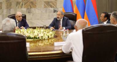 Создать постоянный формат: Пашинян провел переговоры с главами около десятка партий