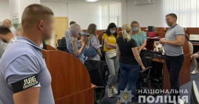 В пяти областях Украины коллекторы занимались "порноместью": СБУ прекратила