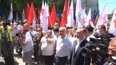 В Молдавии блок левых сил защищает демократию от президента