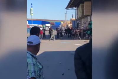Гастарбайтеры устроили жестокую драку палками на рынке в Москве